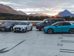 2010 Porschebank foto christian kasper 1364 Auf einem Parkplatz stehen ein blauer VW, ein schwarzer VW Bus, ein weißer Audi und ein schwarzer Skoda.